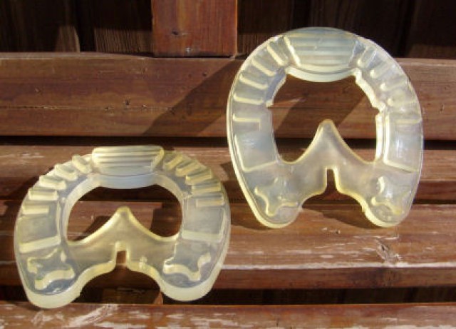 Griffiger Kunststoffbeschlag zum Besohlen von Hufschuhe - Pferdezubehoer - Eisenberg